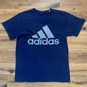 🏁 Adidas t shirt

#adidas
#tshirt
#navyblue
#graphictee
#blue